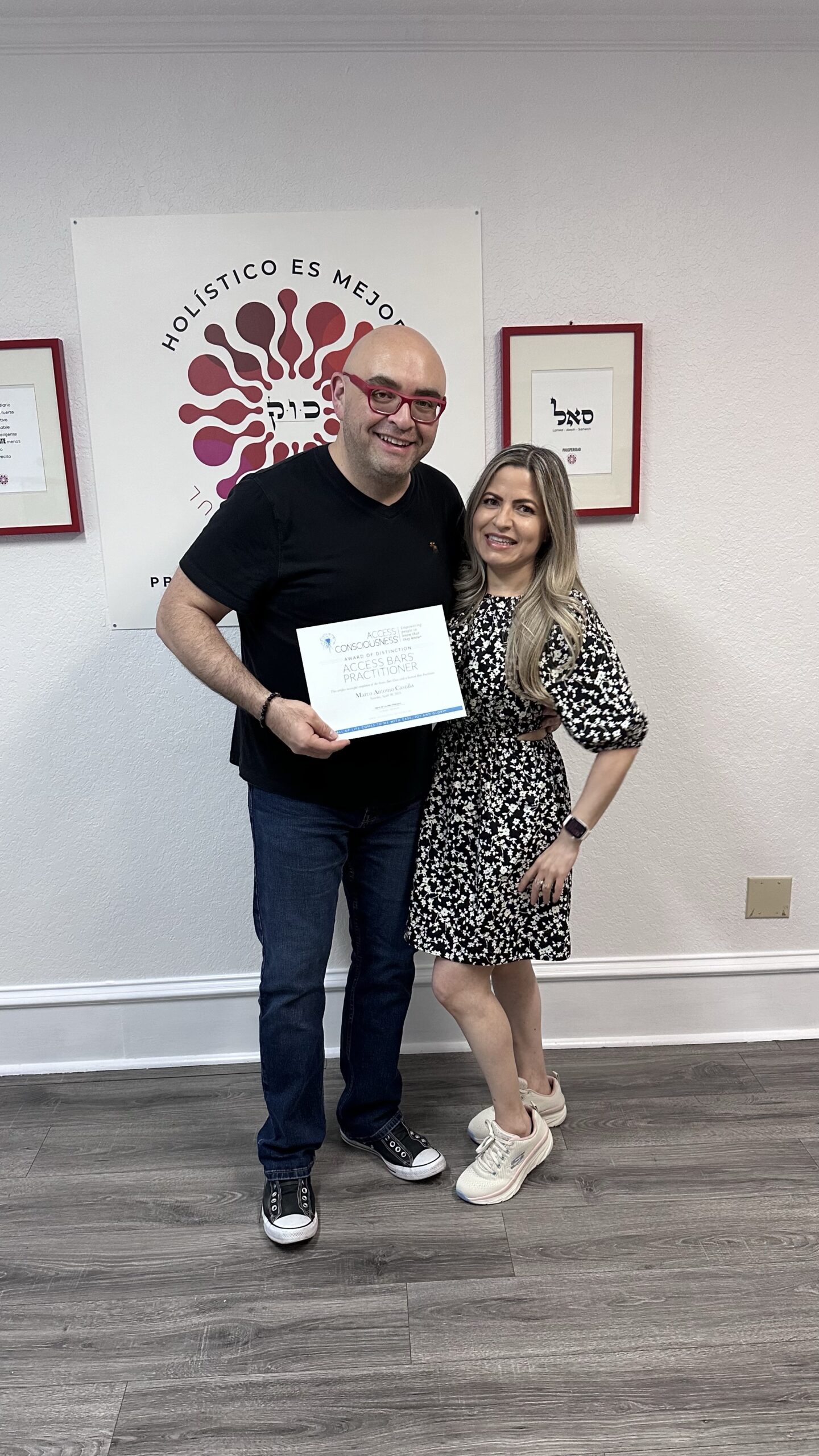 Participantes mostrando sus certificados