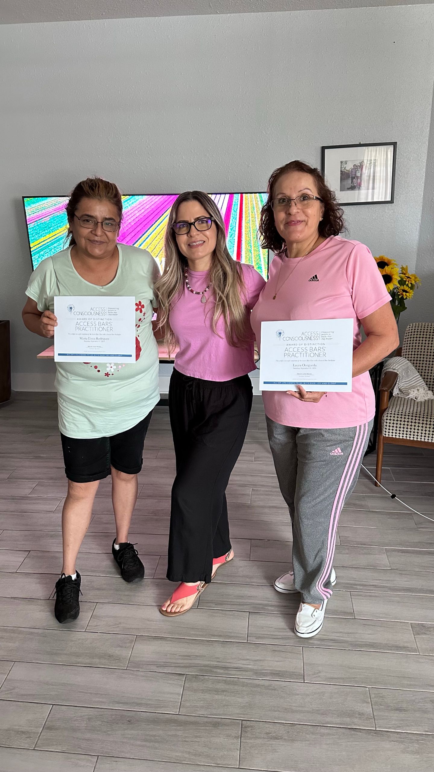 Participante con su certificado